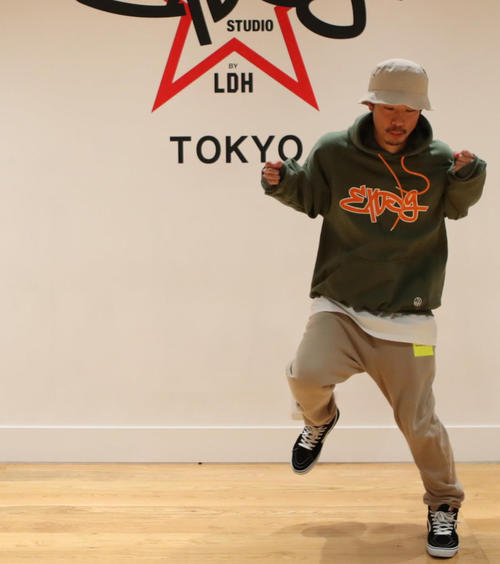 左足を軸に「クラブ」のステップ