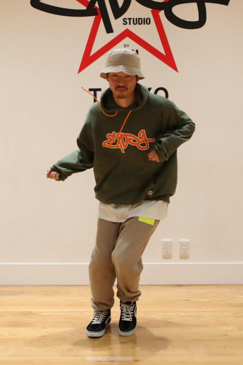 ステップと腕の動きに慣れるまで練習しよう