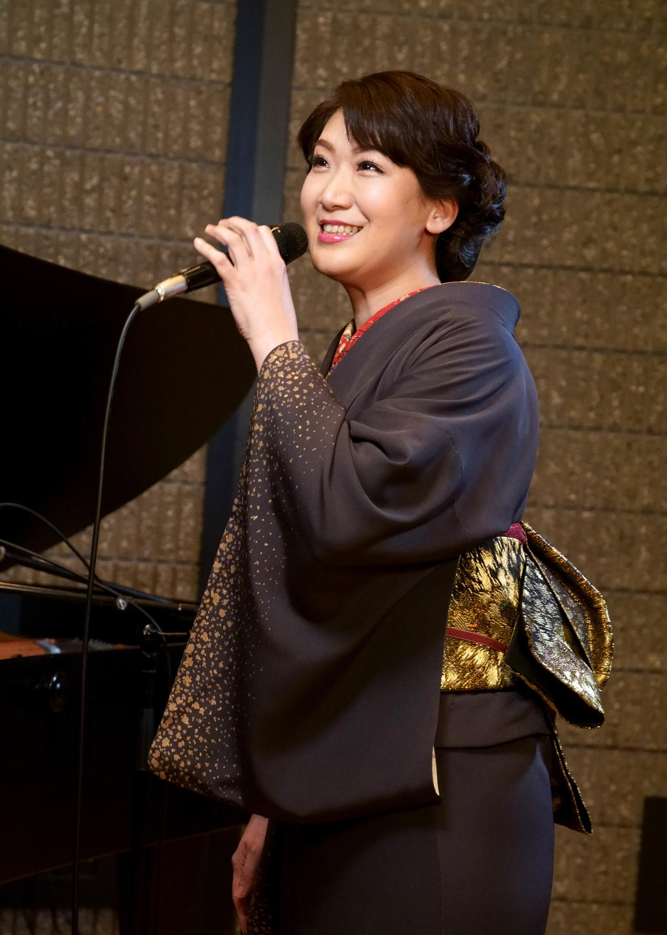 人気ピアノユーチューバーよみぃのピアノでアニメソング「紅蓮華」を歌う市川由紀乃