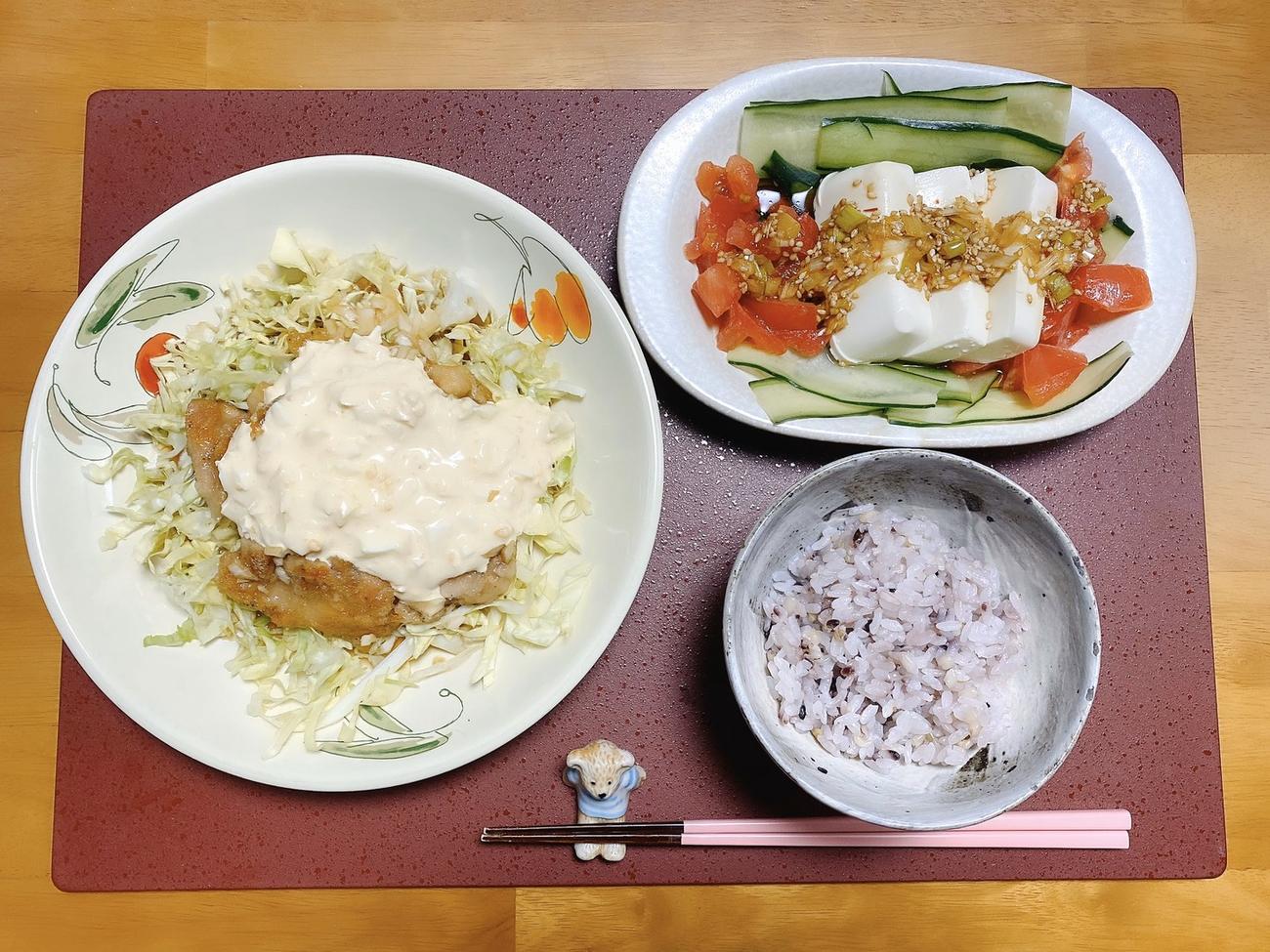 齊藤京子が母と一緒に作ったチキン南蛮と豆腐のゴマ風味サラダ。タルタルソースから作ったという