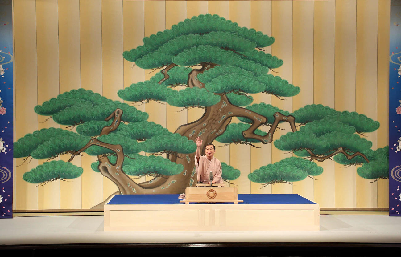 3月、無観客で「創作300作目」を披露した桂文枝