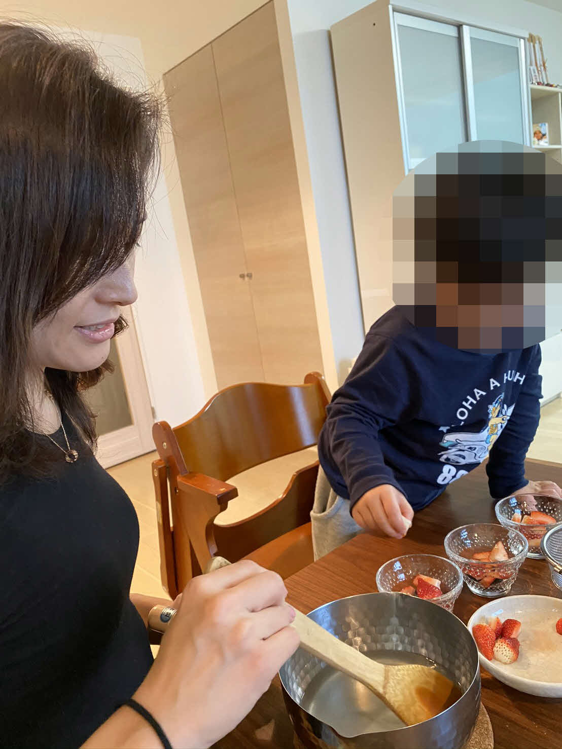自宅で息子とお菓子作りをする金子恵美氏（本人提供）※画像は一部加工