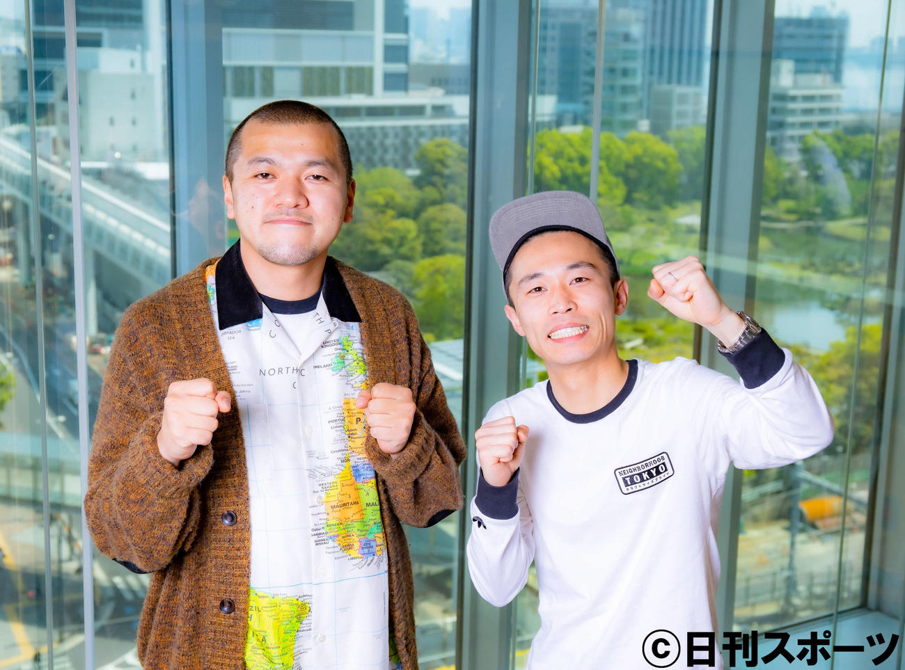 力強く拳を作り写真に納まるカミナリの、竹内まなぶ（左）と石田たくみ（撮影・河田真司）
