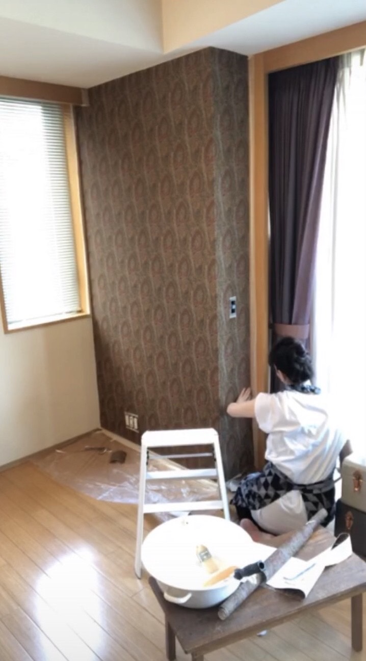 一目ぼれで購入しておいた壁紙を貼る知花くらら