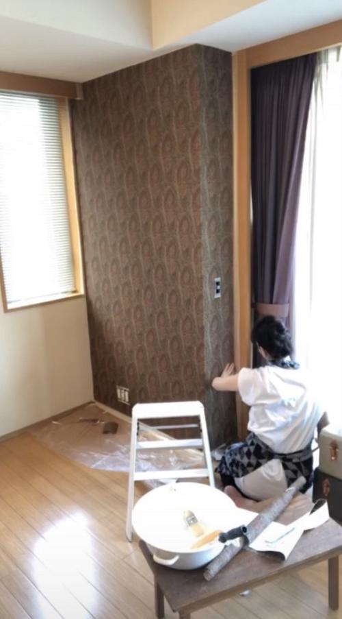 一目ぼれで購入しておいた壁紙を貼る知花くらら
