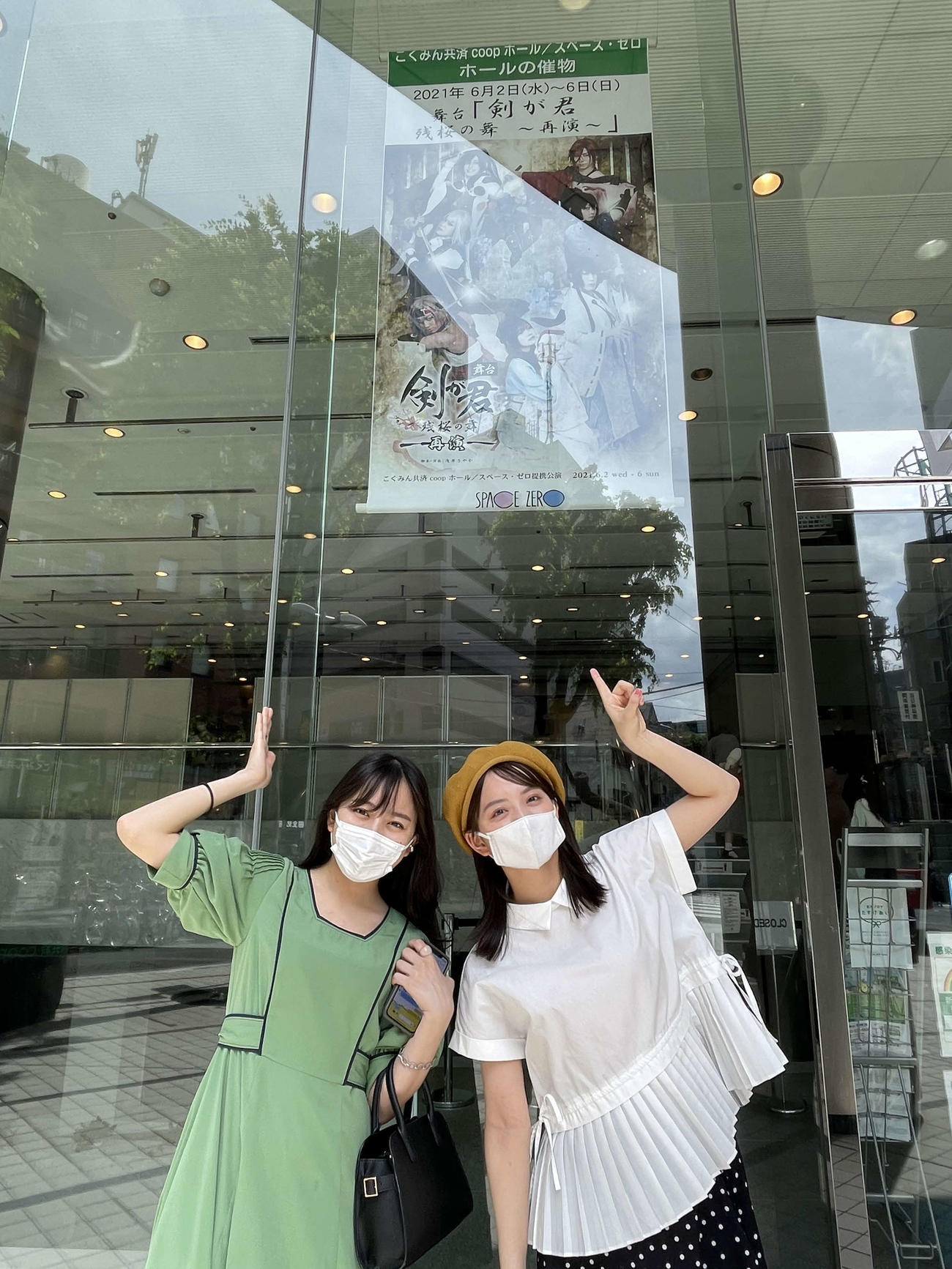舞台「剣が君－残桜の舞－再演」を観劇した清井咲希（右）堀くるみ（スターダストプロモーション提供）