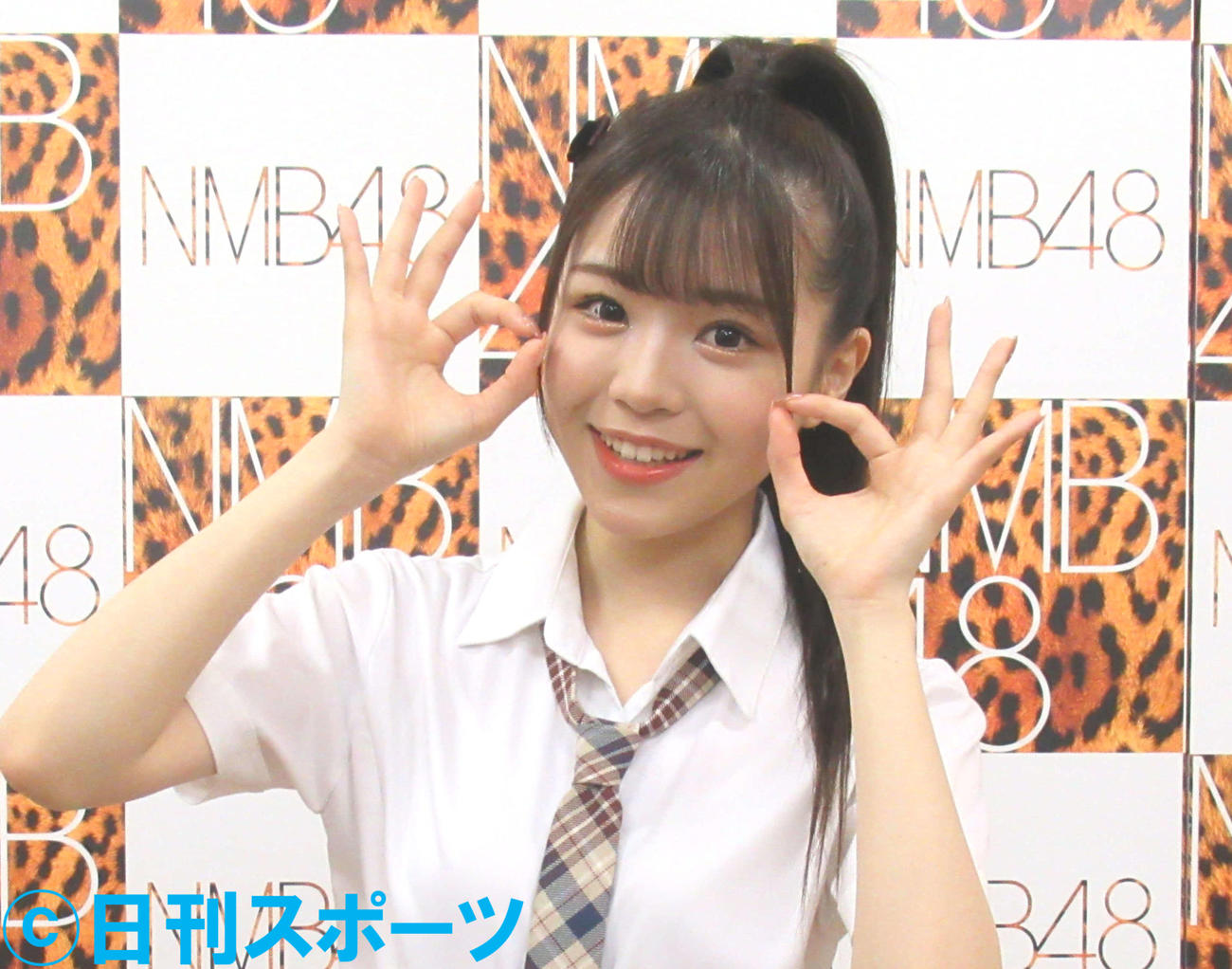 ポーズを決める貞野遥香（撮影・星名希実）