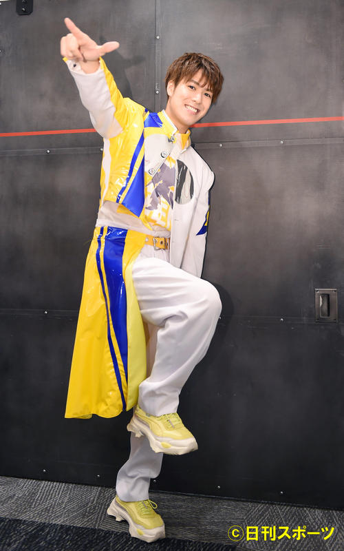 ダンスポーズをとるBOYS AND MENの平松賢人