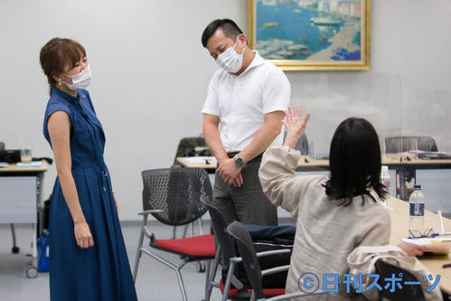 台本読み合わせの休憩中に桂吉弥（中央）らと話す堀くるみ（左）（撮影・上山淳一）