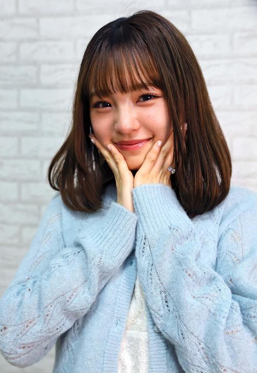 ポーズを決めるNMB48新澤菜央（撮影・上田博志）