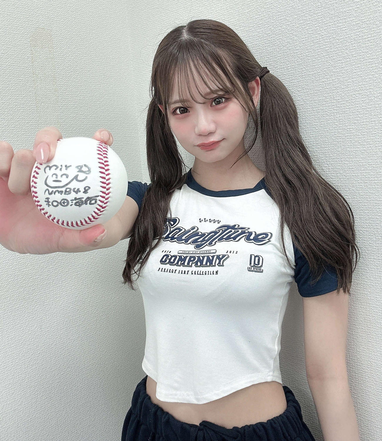 サイン入りボールを持つ和田海佑