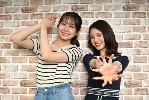 ポーズを決める（左から）平山真衣、新澤菜央（撮影・石井愛子）