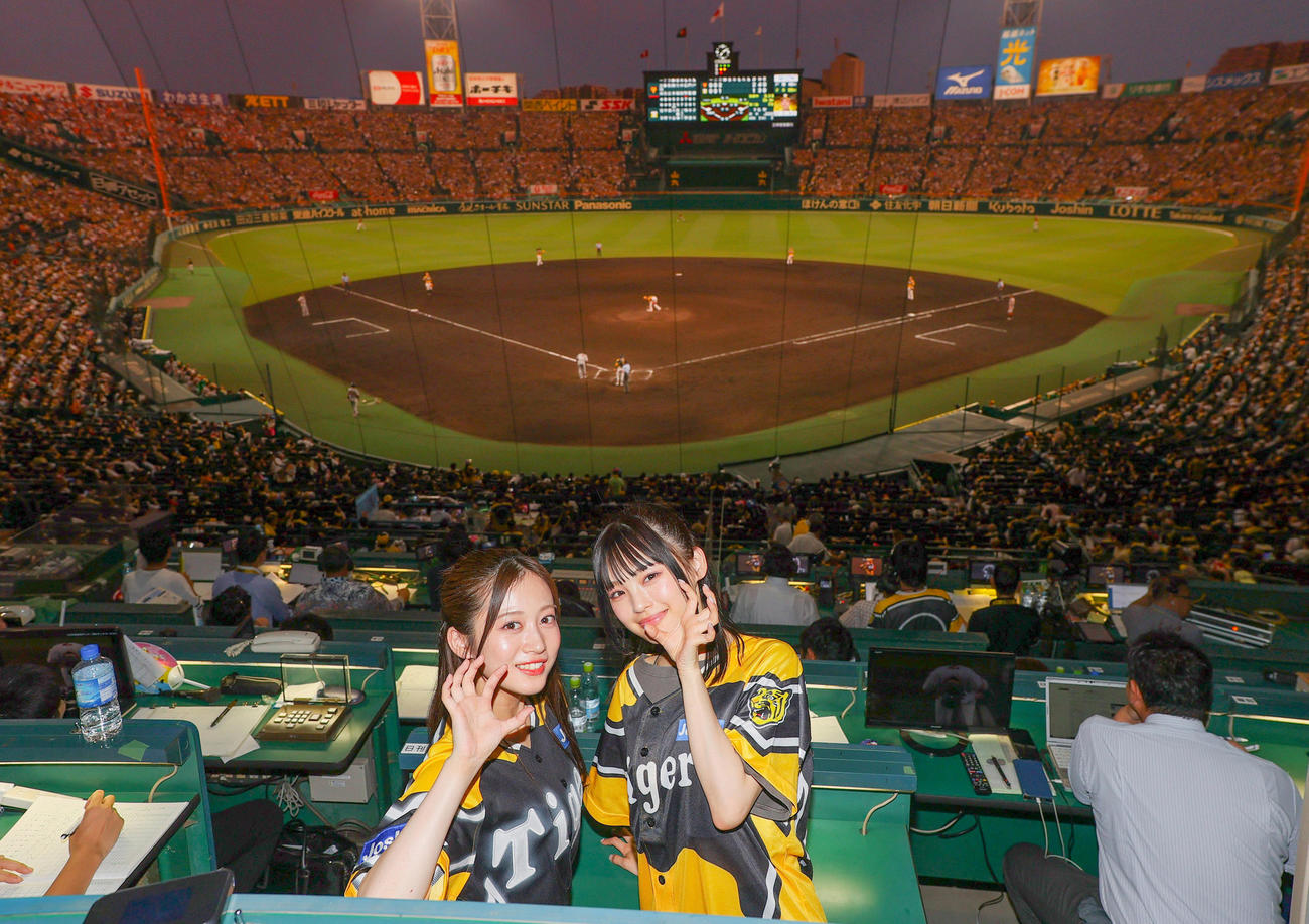 阪神対巨人戦を観戦するNMB48川上千尋（左）と新澤菜央（撮影・上山淳一）