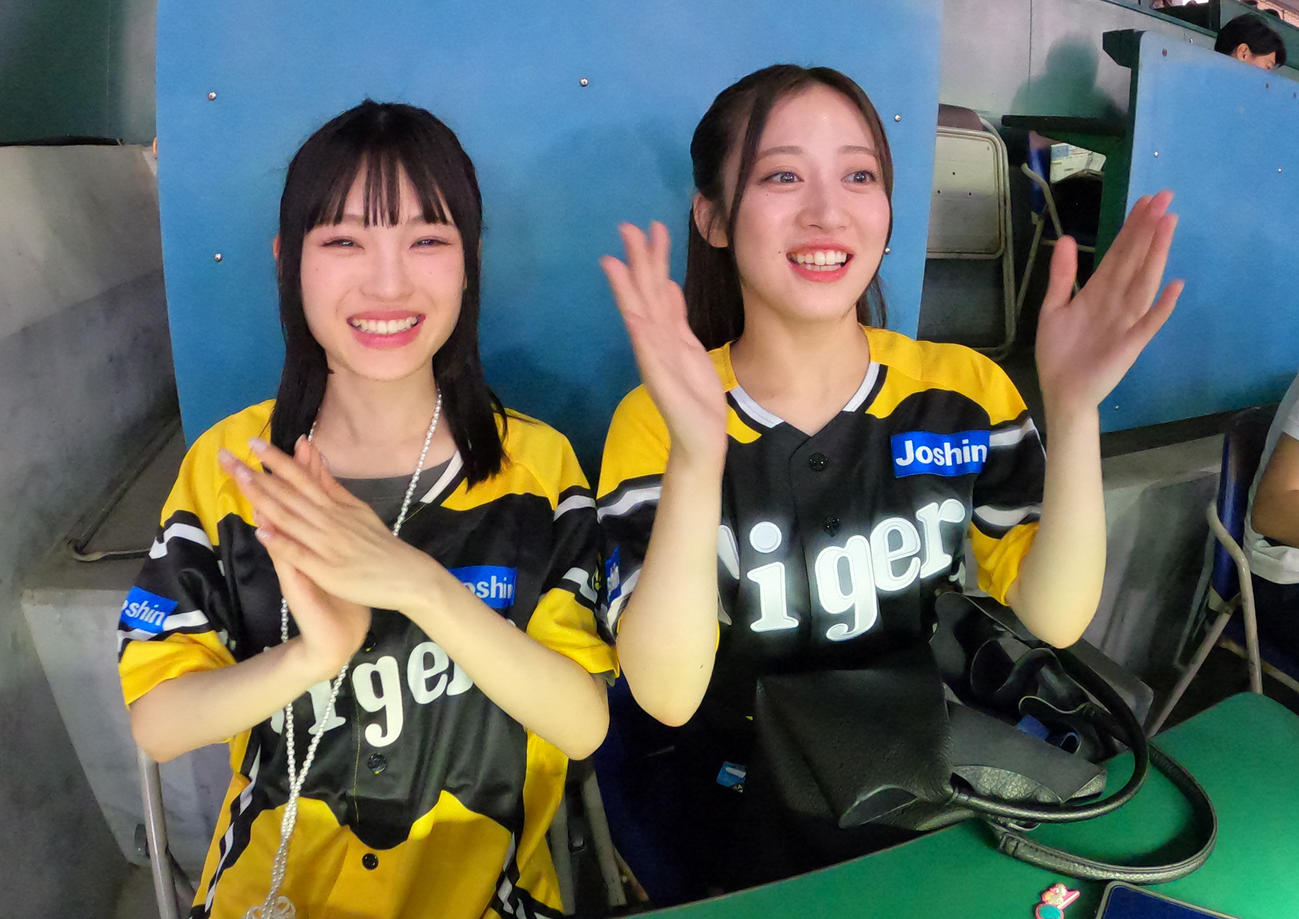 阪神対巨人戦を応援するNMB48新澤菜央（左）と川上千尋（撮影・上山淳一）