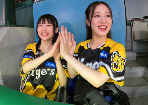 3回裏阪神2死三塁、中野拓夢が左適時二塁打を放ち喜ぶNMB48新澤菜央(左)と川上千尋(撮影・上山淳一)