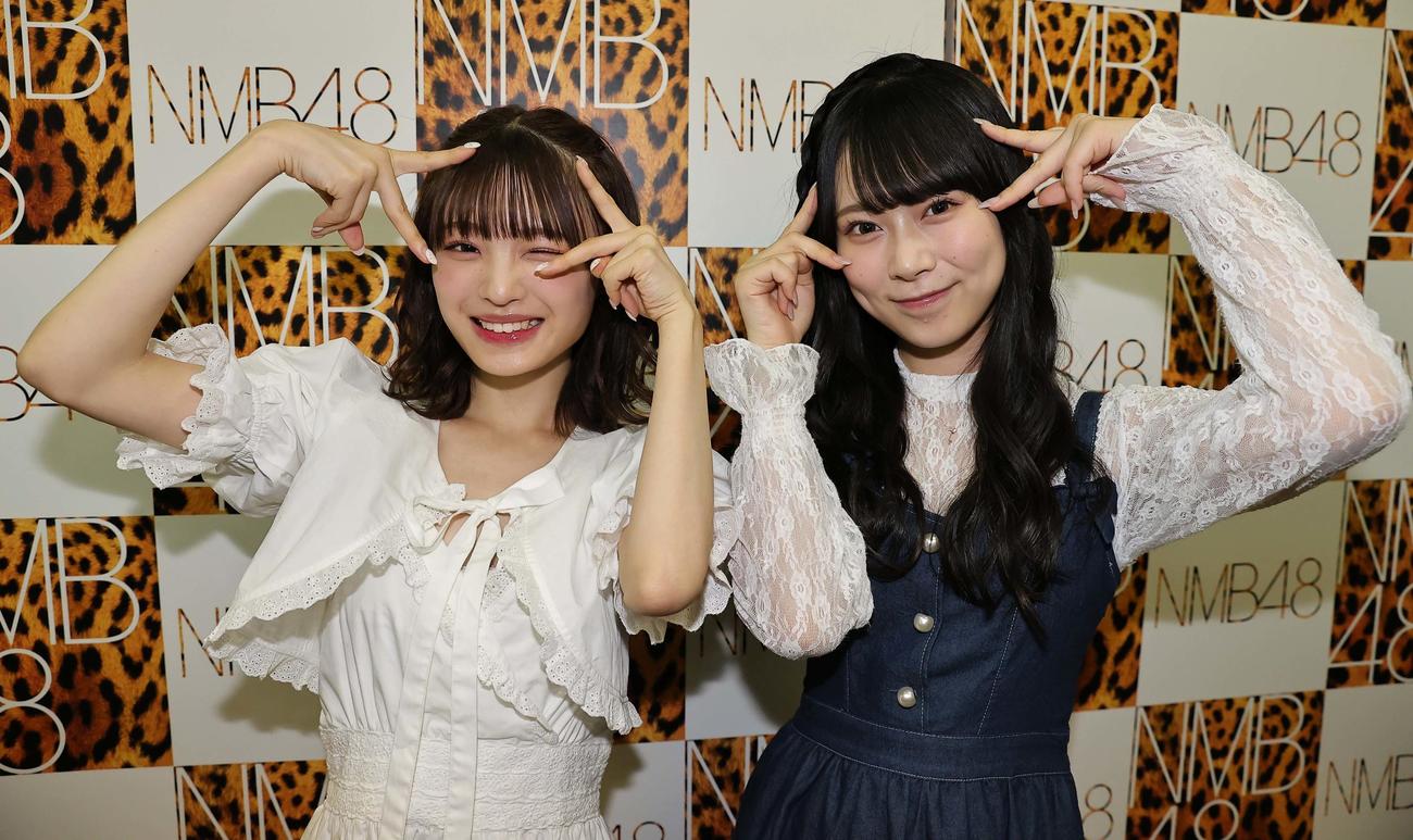 お気に入りアニメのポーズを決めるNMB48新澤菜央（左）と龍本弥生（撮影・上田博志）