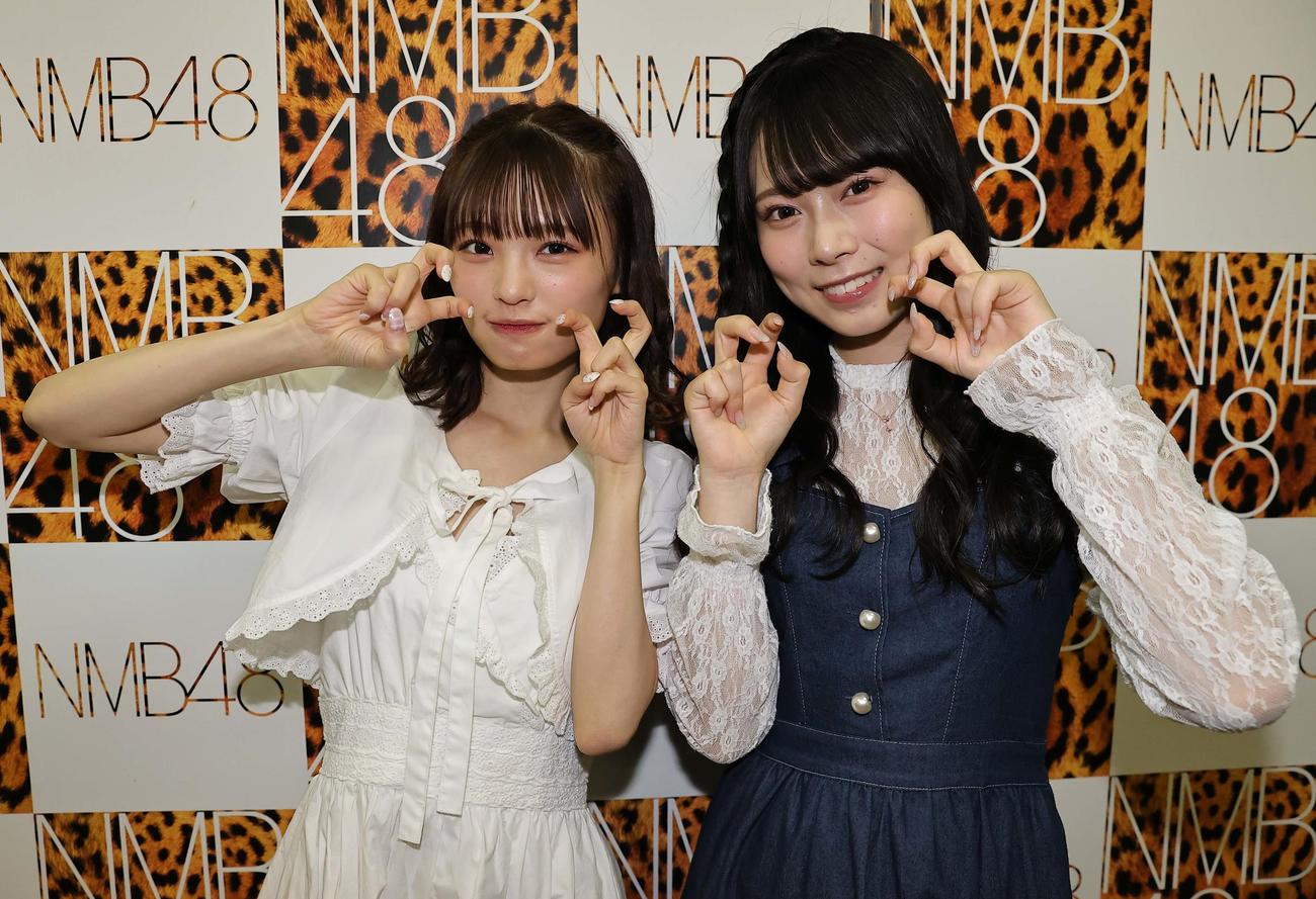 推しの子のポーズを決めるNMB48新澤菜央（左）と龍本弥生（撮影・上田博志）