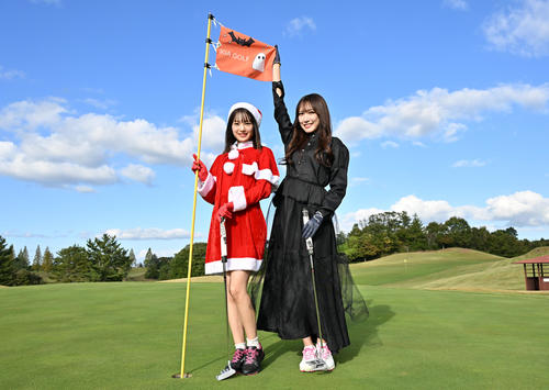 ゴルフを楽しむNMB48新澤菜央（左）と原かれん（撮影・石井愛子）