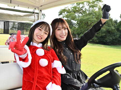 カートでポーズを決めるNMB48新澤菜央（左）と原かれん（撮影・石井愛子）
