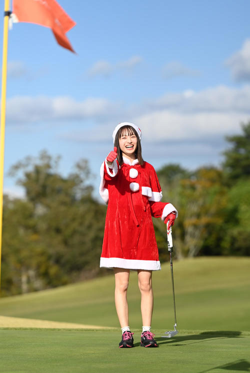 カップインし喜ぶNMB48新澤菜央（撮影・石井愛子）