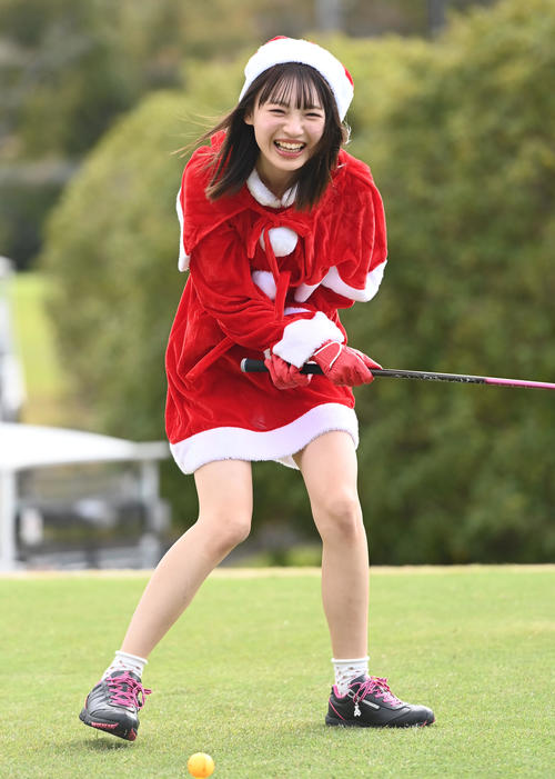 ゴルフを楽しむNMB48新澤菜央（撮影・石井愛子）