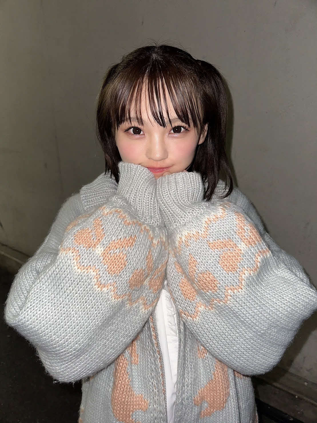 12月新澤菜央オフショット写真1