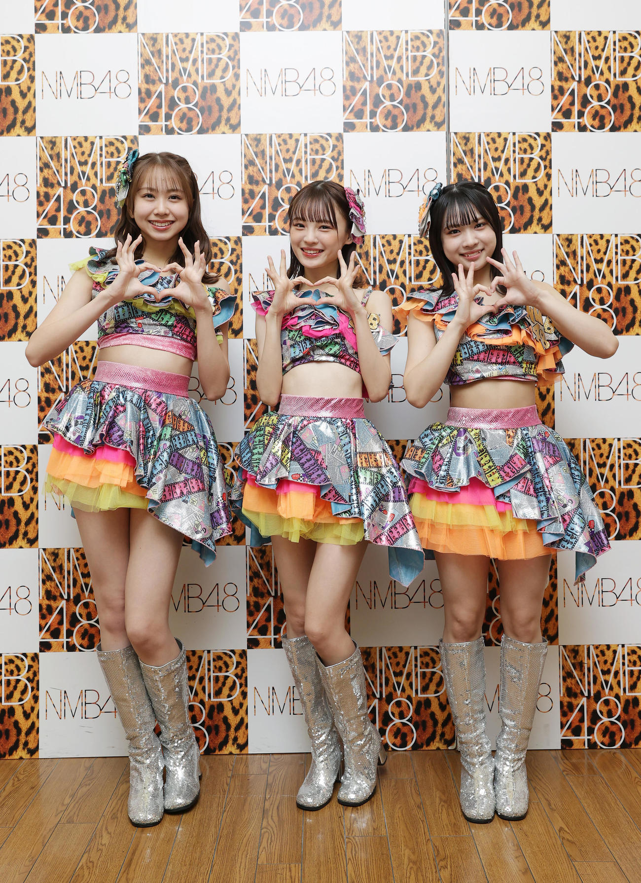 笑顔でポーズをとる、左からNMB48の平山真衣、新澤菜央、芳賀礼（撮影・前田充）
