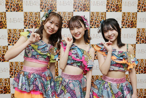笑顔でポーズをとる、左からNMB48の平山真衣、新澤菜央、芳賀礼（撮影・前田充）