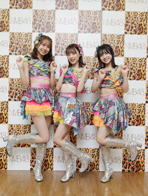 笑顔でポーズをとる、左からNMB48平山真衣、新澤菜央、芳賀礼（撮影・前田充）