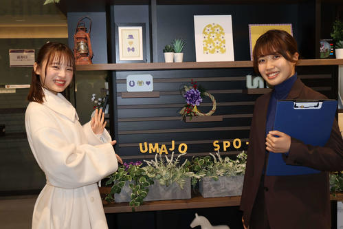 「UMAJO」スポットを、日刊スポーツ下村記者(右)と訪ねた新澤菜央(撮影・村上久美子)