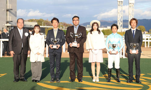 記念写真に納まる左から、本紙・橘尚雄社長、NMB48新澤菜央、吉岡師、一人挟んで、ミスシンザンの大道心夢さん、川田騎手(撮影・白石智彦)
