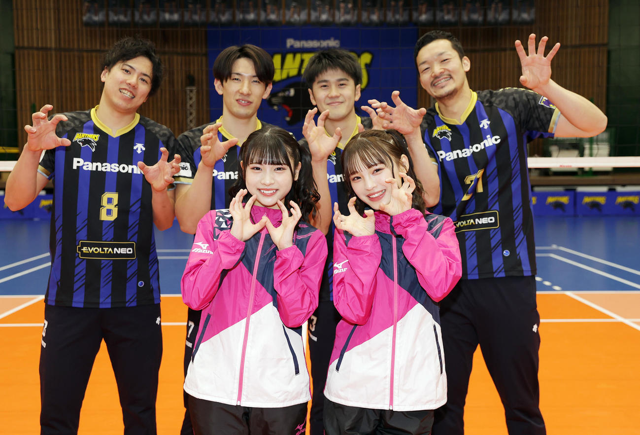 笑顔でポーズをとる、前列左からNMB48の芳賀礼と新澤菜央。後列左からパナソニックパンサーズの仲本賢優、垂水優芽、中村駿介、児玉康成（撮影・前田充）