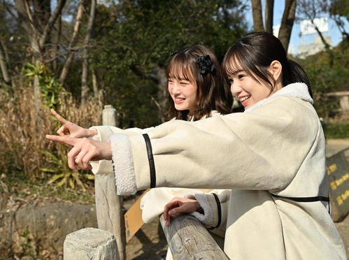 楽しそうに動物を見る、左からNMB48新澤菜央、水田詩織(撮影・石井愛子)