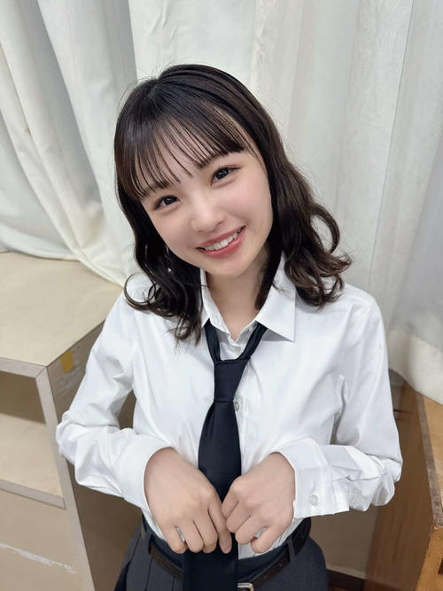 NMB48企画「新澤菜央の興味新しん」橋の上でセクシーな肩出しも！…４月オフショット