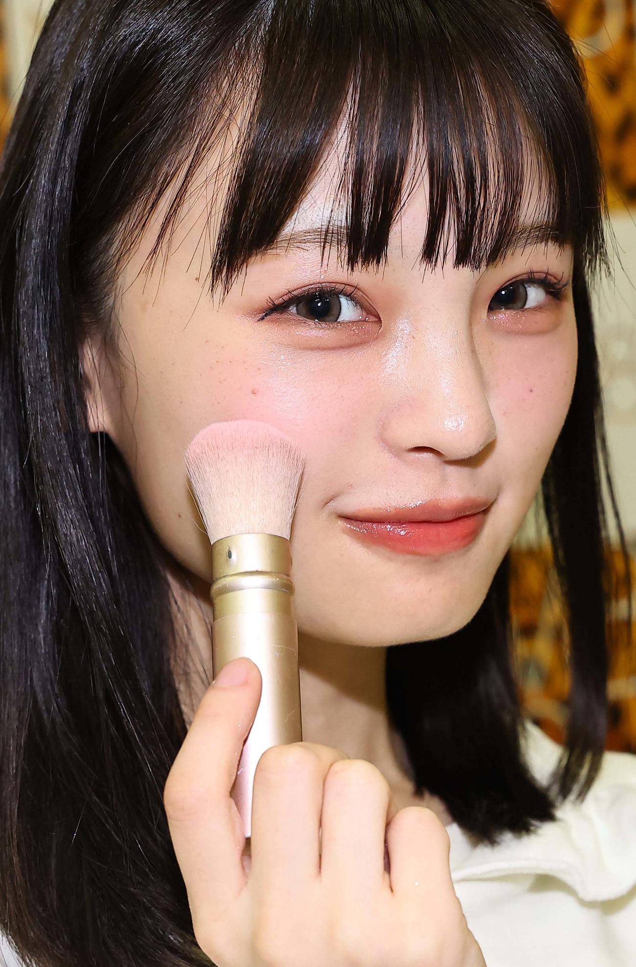 メイクアップでチークを使うNMB48新澤菜央（撮影・上田博志）