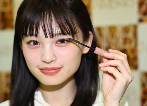 メイクアップでマスカラを使うNMB48新澤菜央（撮影・上田博志）
