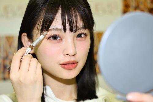 メイクアップでアイブロウを使うNMB48新澤菜央（撮影・上田博志）