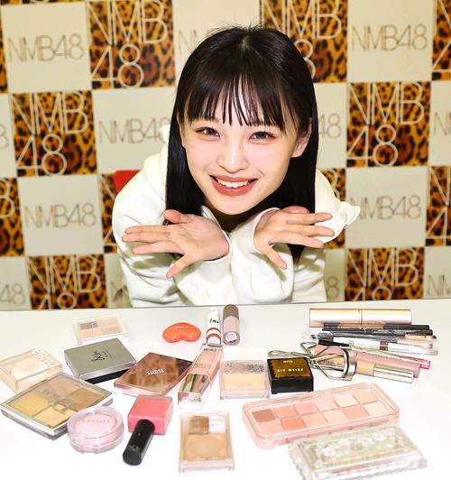 お気に入りのコスメを前に笑顔を見せるNMB48新澤菜央（撮影・上田博志）