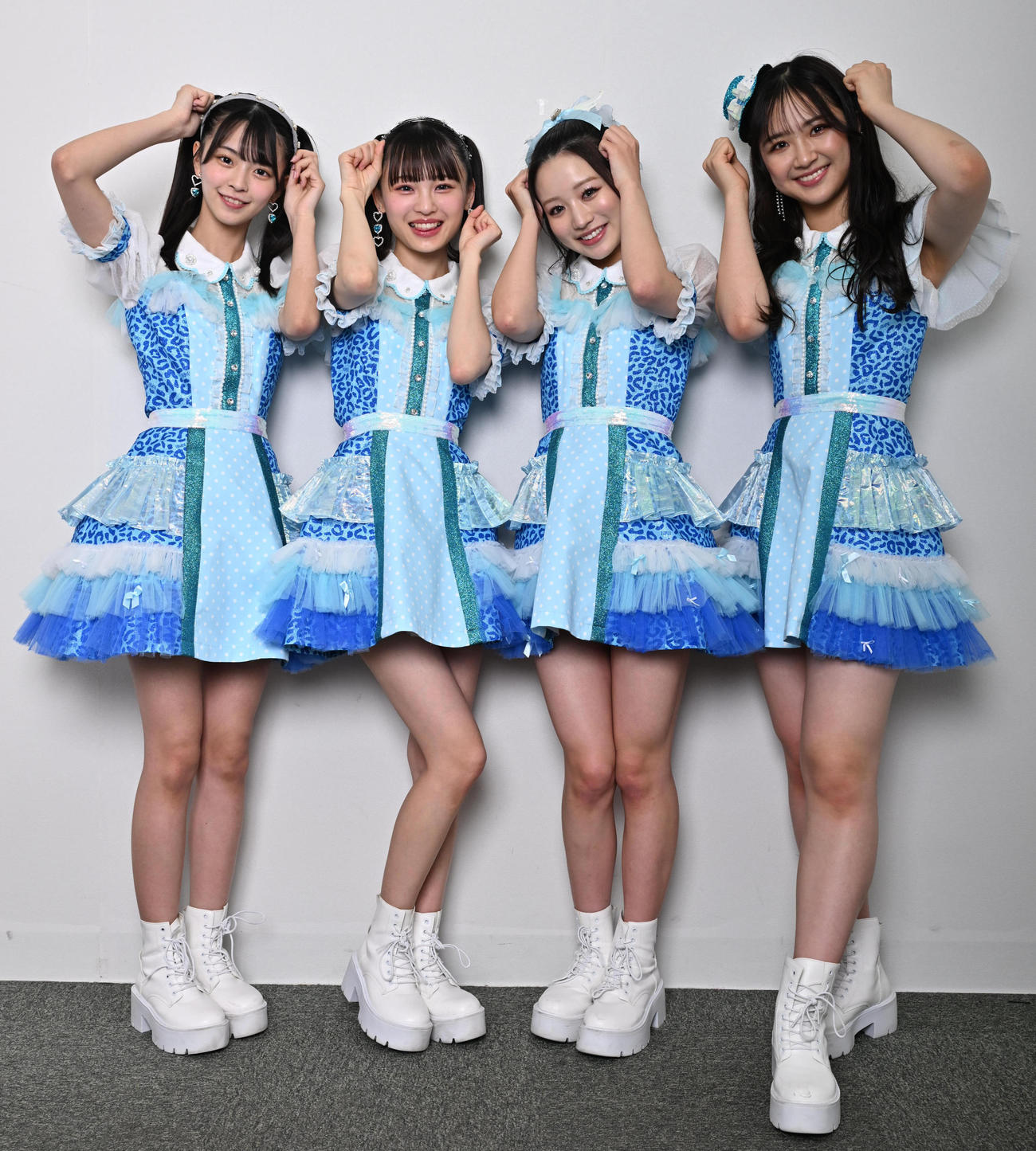 仲良くポーズをとる（左から）桜田彩叶、新澤菜央、坂田心咲、芳野心咲（撮影・石井愛子）