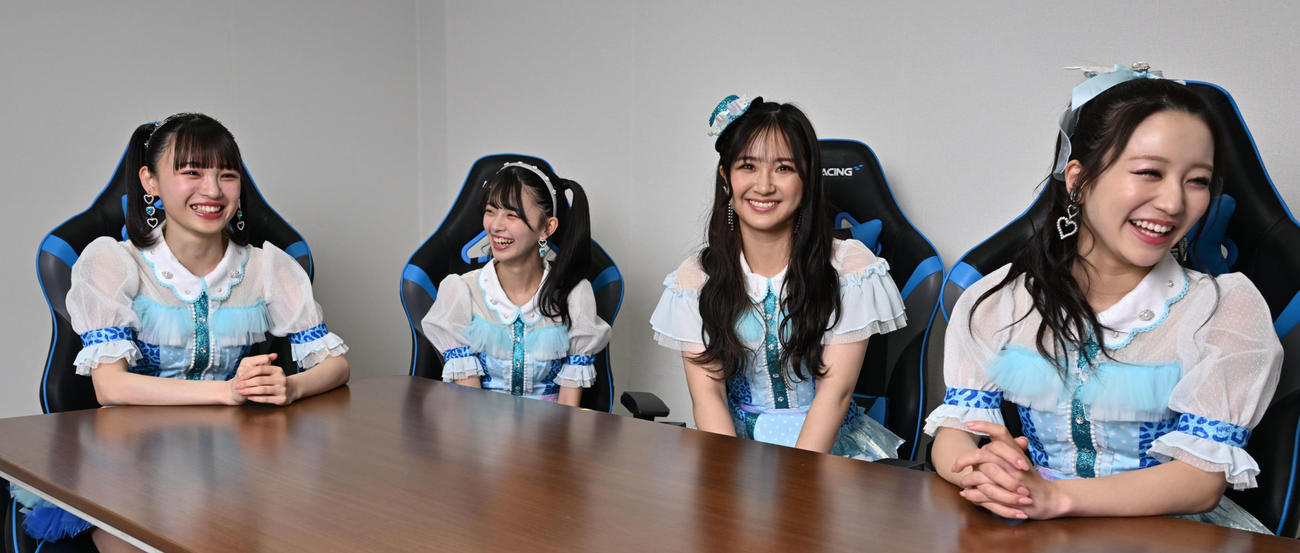 仲良く話す（左から）新澤菜央、桜田彩叶、芳野心咲、坂田心咲（撮影・石井愛子）
