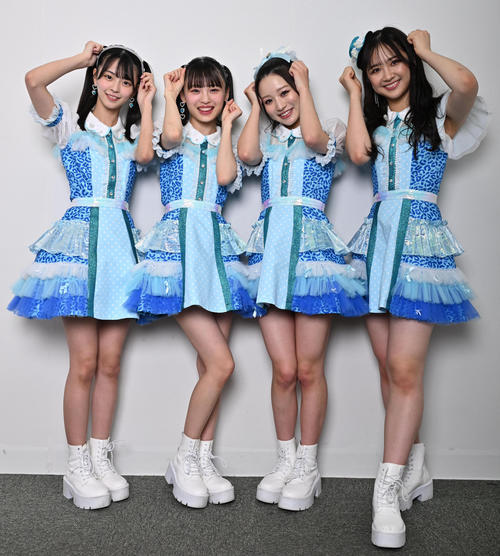 仲良くポーズをとる（左から）桜田彩叶、新澤菜央、坂田心咲、芳野心咲（撮影・石井愛子）