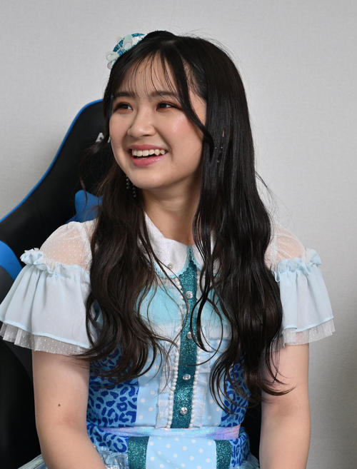 仲良く話す芳野心咲（撮影・石井愛子）