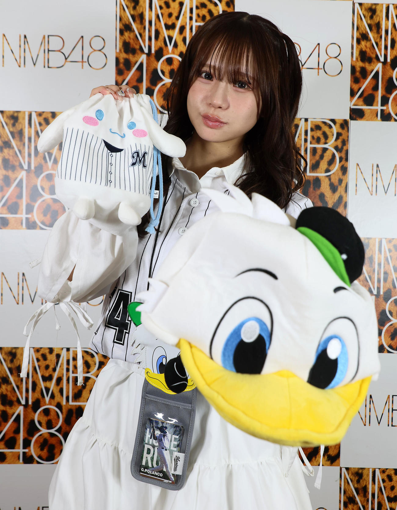 ロッテの推しグッズを手に写真に納まる和田海佑（撮影・加藤哉）
