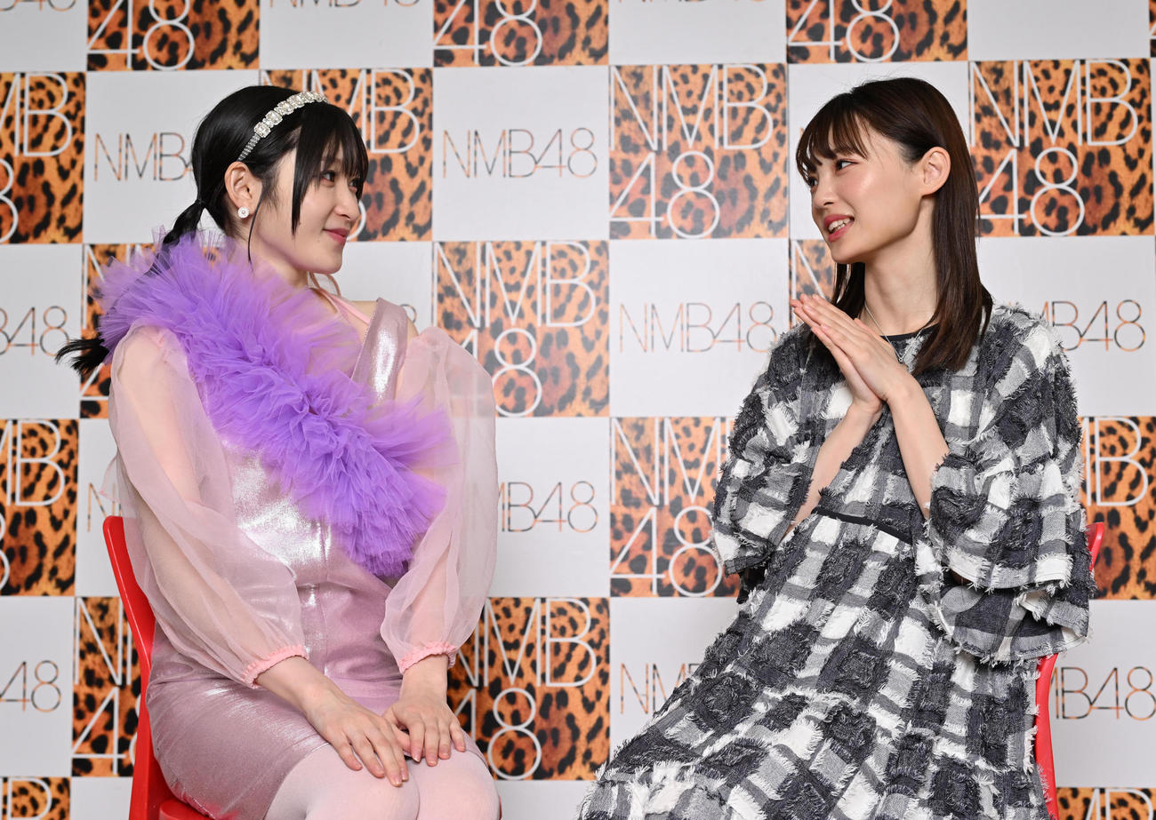 お互いに興味津々で話が盛り上がる宮本佳林（左）と新澤菜央（撮影・石井愛子）