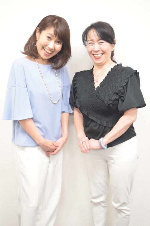 笑いの絶えない内海英華（右）と小川恵理子（撮影・阪口孝志）