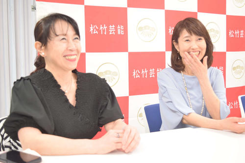 笑いの絶えない内海英華（左）と小川恵理子（撮影・阪口孝志）