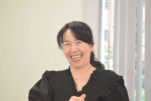 小川恵理子とトークショーを行う内海英華（撮影・阪口孝志）