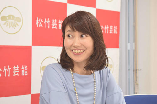 内海英華とトークショーを行う小川恵理子（撮影・阪口孝志）