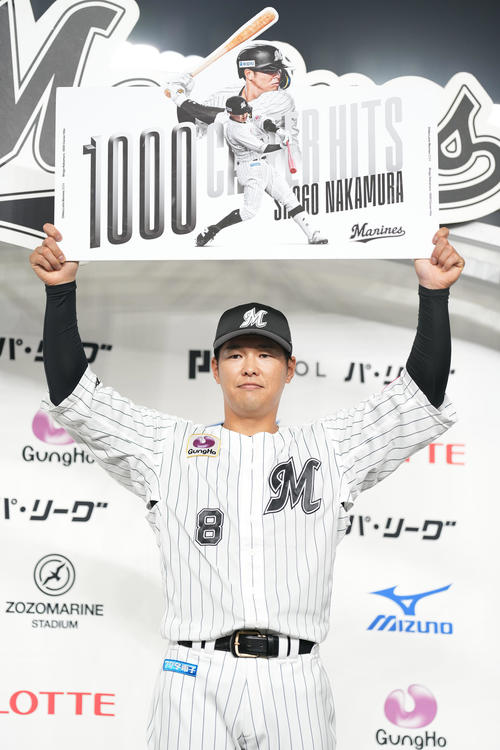 6月25日　ロッテ対楽天　通算1000安打を達成したロッテ中村奨はボードを掲げる