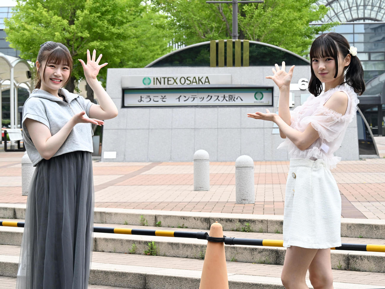 思い出のインテックス大阪に訪れたNMB48出口結菜（左）と新澤菜央（撮影・石井愛子）